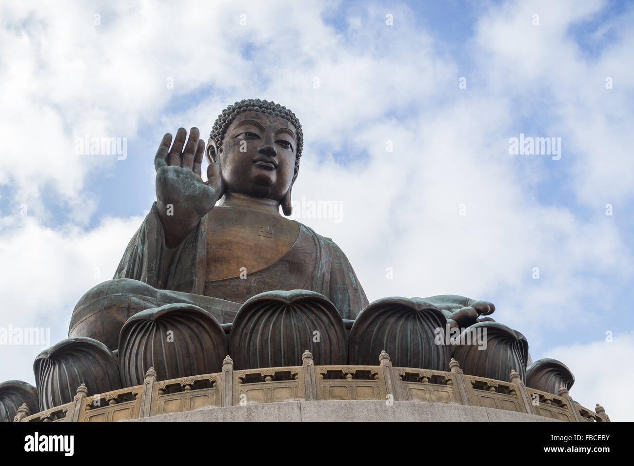 Tian Tan Buddha oder Big Buddha-Statue in Hong Kong, China, Ansicht von unten. Stockfoto