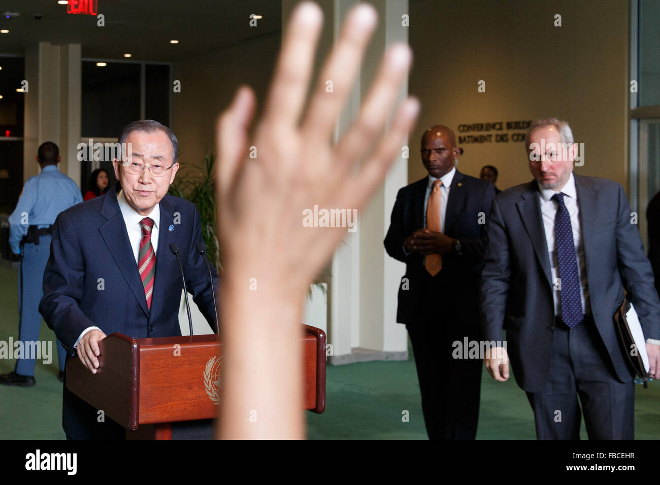 (160114)--NEW YORK, 14. Januar 2016 (Xinhua)--Vereinigte UNO-Generalsekretär Ban Ki-Moon (L) Fragen auf der Pressekonferenz nach seiner Unterrichtung der Generalversammlung auf seine Prioritäten für das Jahr 2016 im UN-Hauptquartier in New York, 14. Januar 2016. Eine Ban Ki Moons größten Prioritäten für das Jahr 2016 wird zu einem schnellen Start, die Umsetzung der Agenda 2030 für nachhaltige Entwicklung und die Paris-Übereinkommen zum Klimawandel aussteigen. Diese UN zwei überragende Erfolge 2015 waren, Reportern Verbot nach seiner Generalversammlung Rede. (Xinhua/Li Muzi) Stockfoto