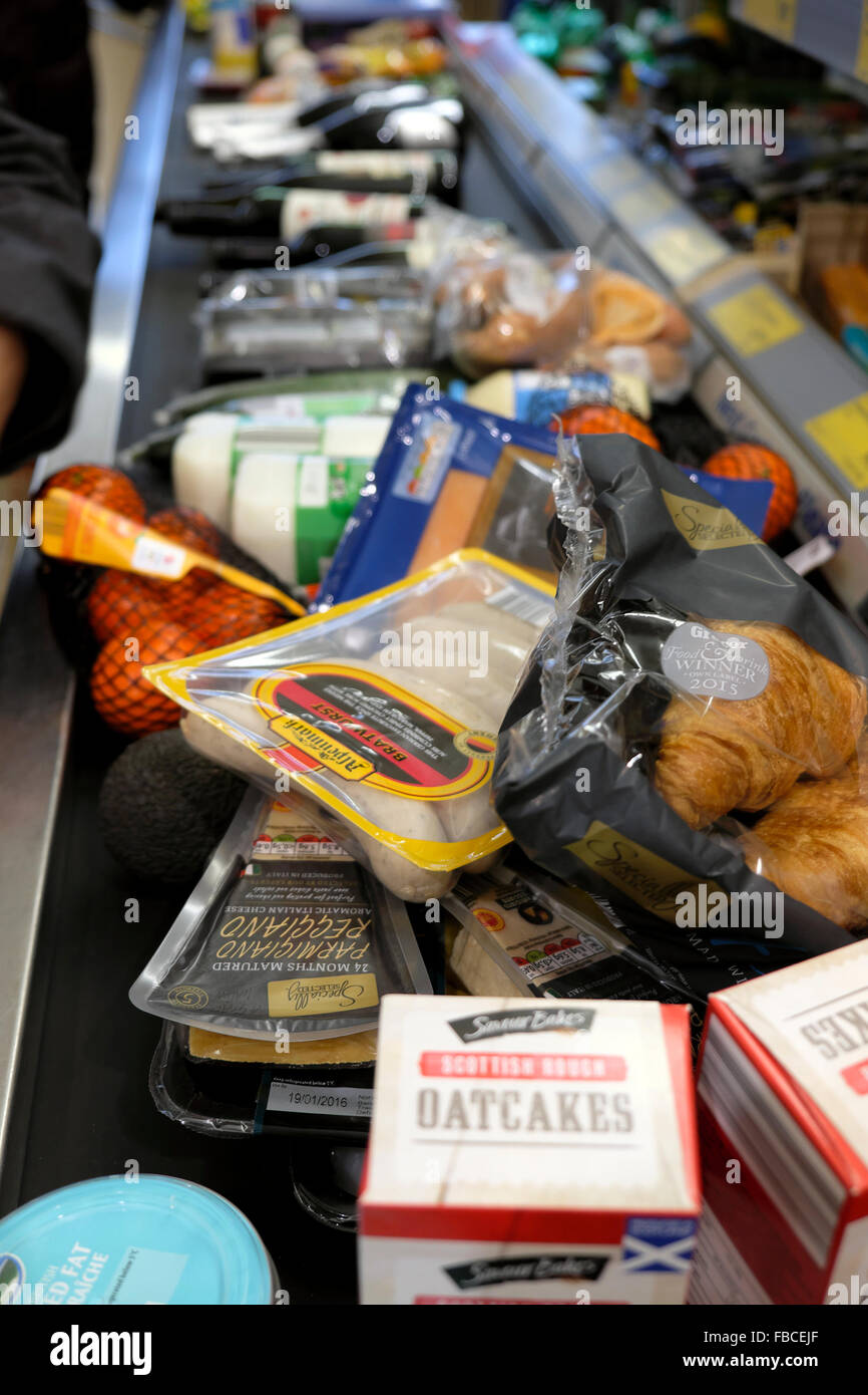 Aldi Supermarkt-Produkte auf Kasse in Wales UK KATHY DEWITT Stockfoto