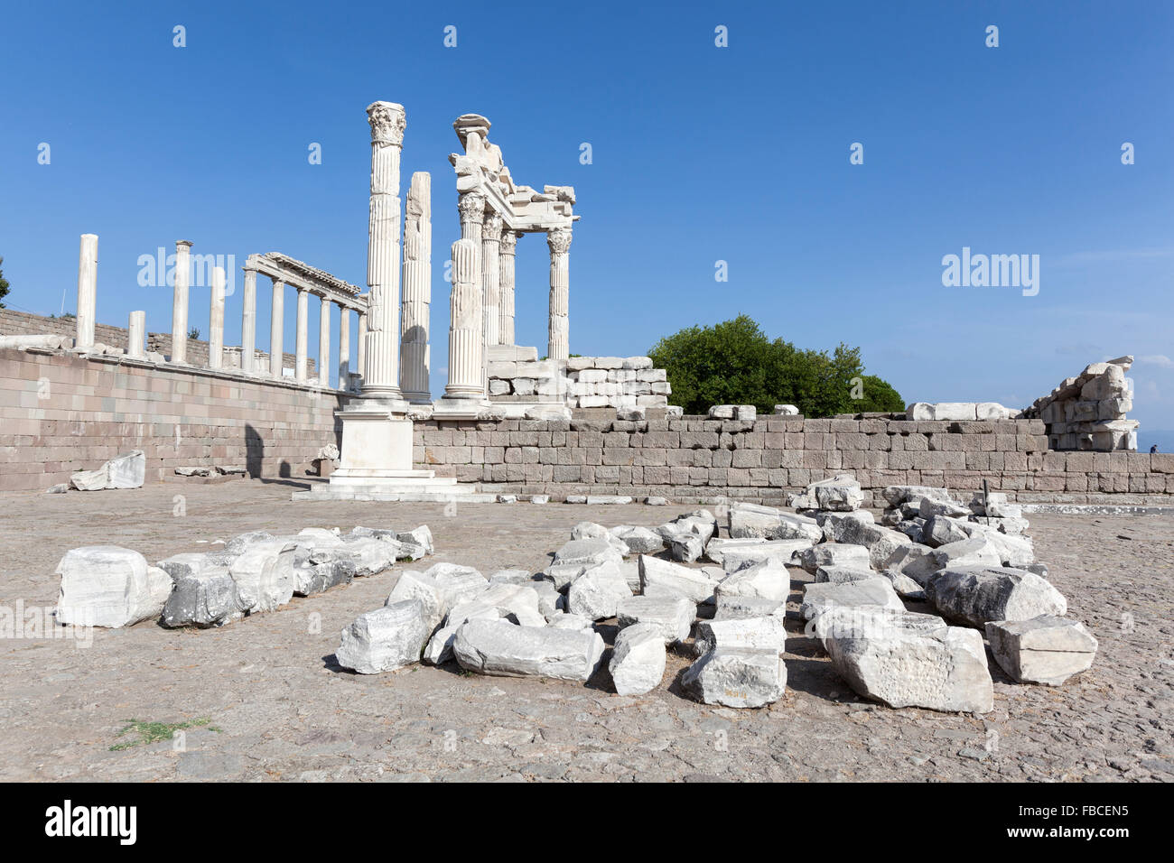 Trajan Tempel Spalten auf Pergamon Akropolis, eine antike griechische Stadt eigentlich in Bergama, Stockfoto