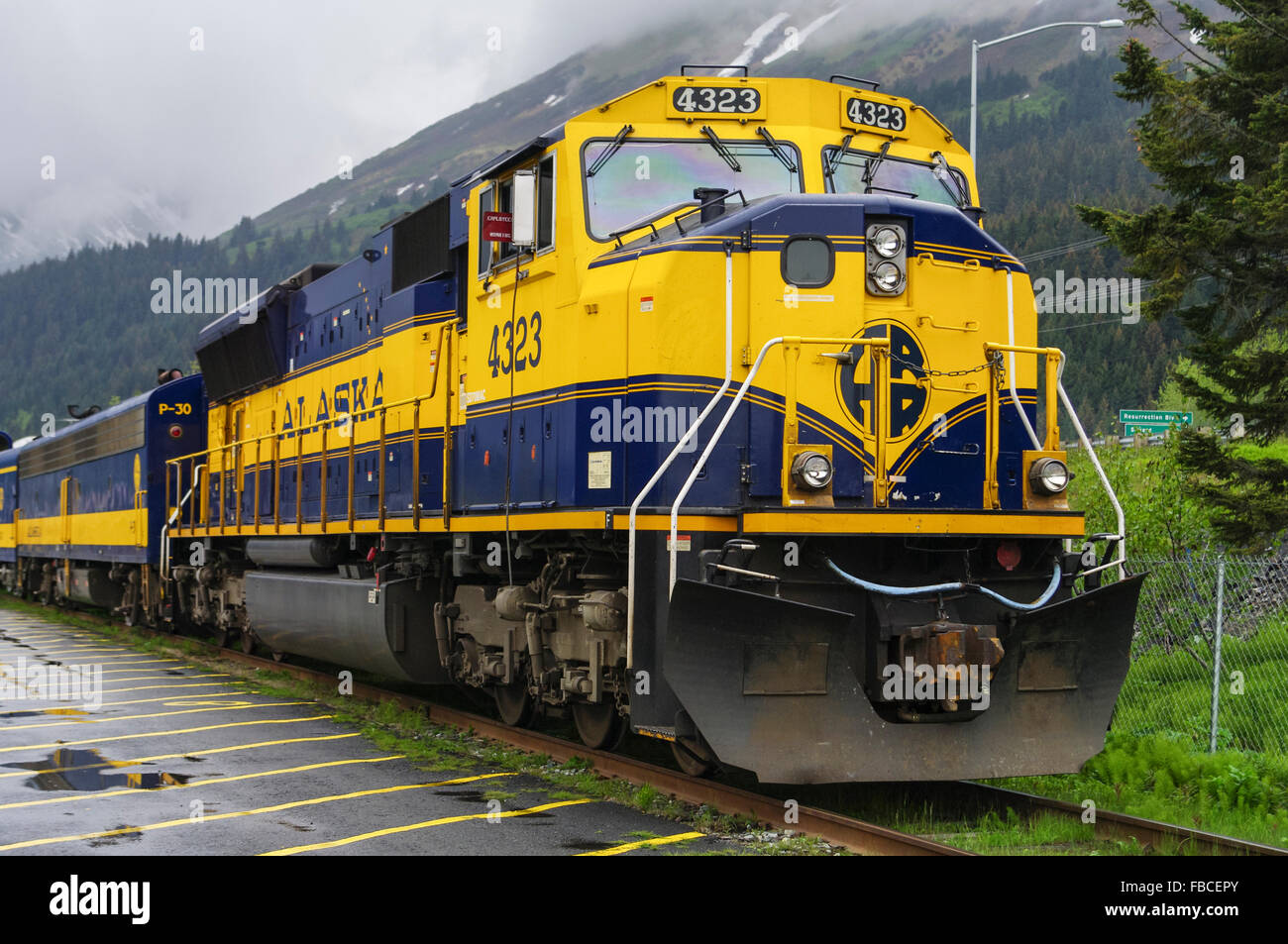 EMD SD70MAC Diesellok der Alaska Railroad, Registrierungsnummer 4323, in gelb und blau ARR-Lackierung. Seward, Alaska. Stockfoto