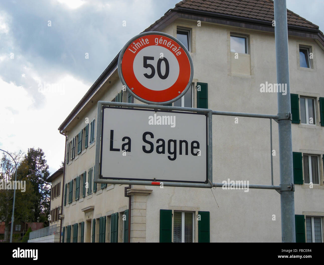zeichen-angibt-eine-geschwindigkeitsbegrenzung-von-50-kmh-und-unter-angabe-der-ortsname-la-sagne-kanton-neuenburg-schweiz-fbcer4.jpg