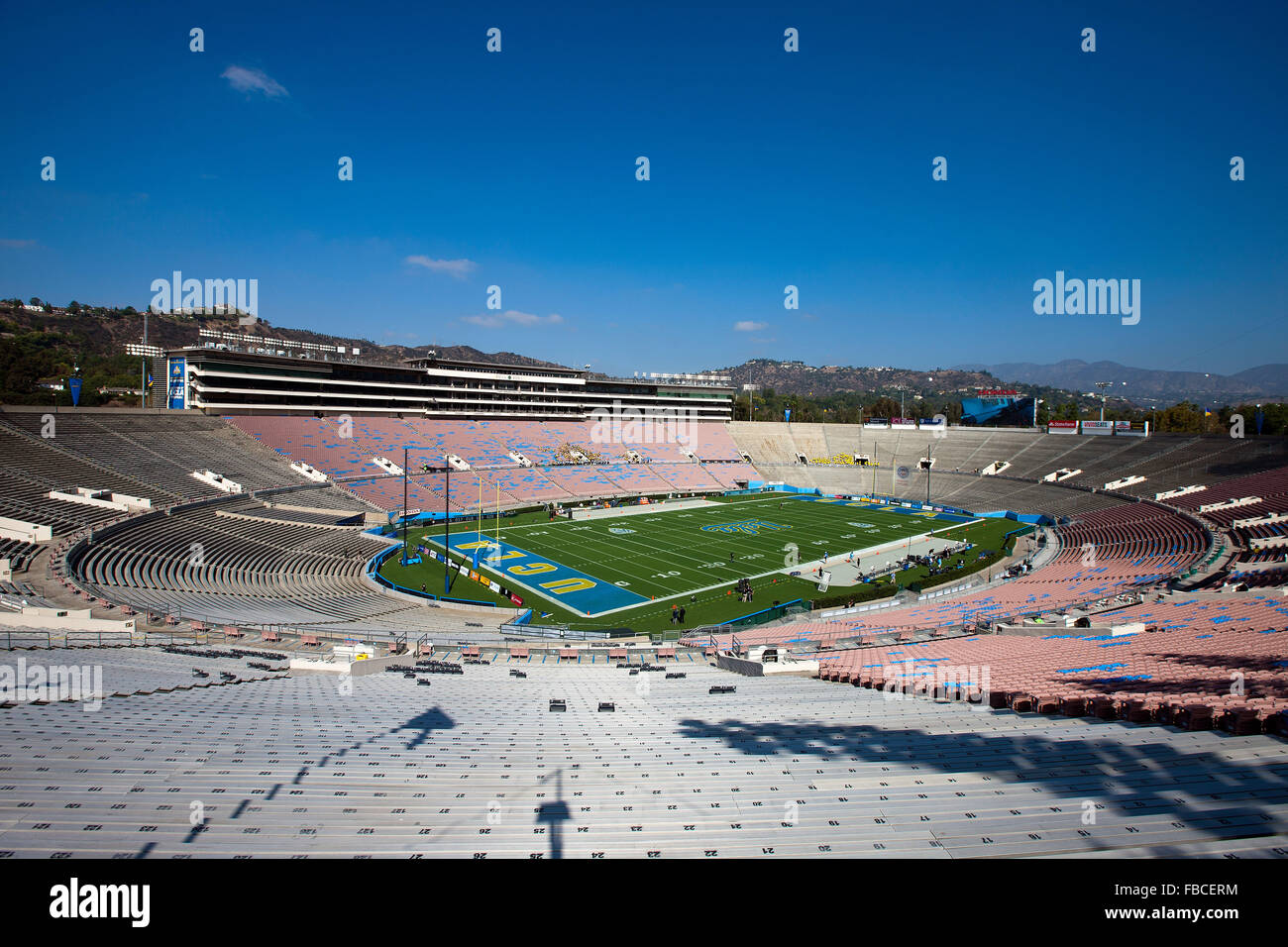 Gesamtansicht der Stände in der Rose Bowl vor dem Spiel zwischen den UCLA Bruins und die Virginia Cavaliers am 5. September, Stockfoto