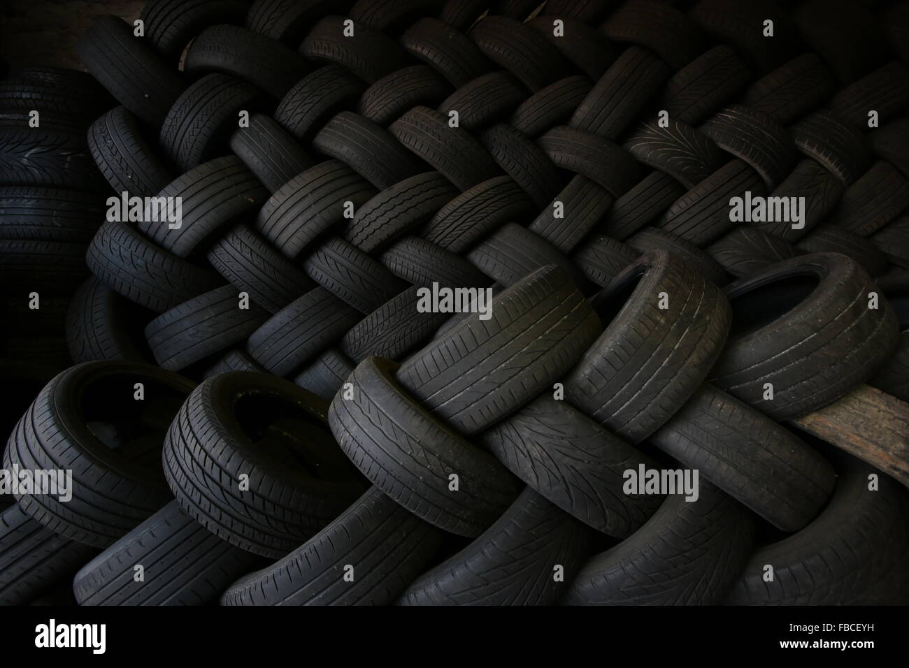 Ein Reifen (amerikanisches Englisch) oder Reifen (britisches Englisch) ist  eine ringförmige Fahrzeugkomponente, die erstreckt sich die Felge um es zu  schützen Stockfotografie - Alamy