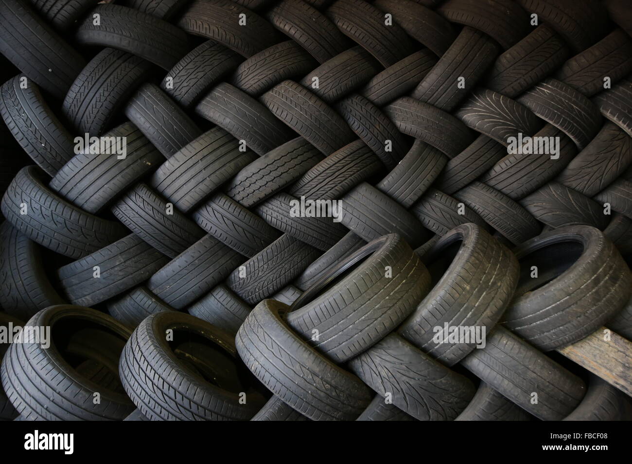 Ein Reifen (amerikanisches Englisch) oder Reifen (britisches Englisch) ist  eine ringförmige Fahrzeugkomponente, die erstreckt sich die Felge um es zu  schützen Stockfotografie - Alamy