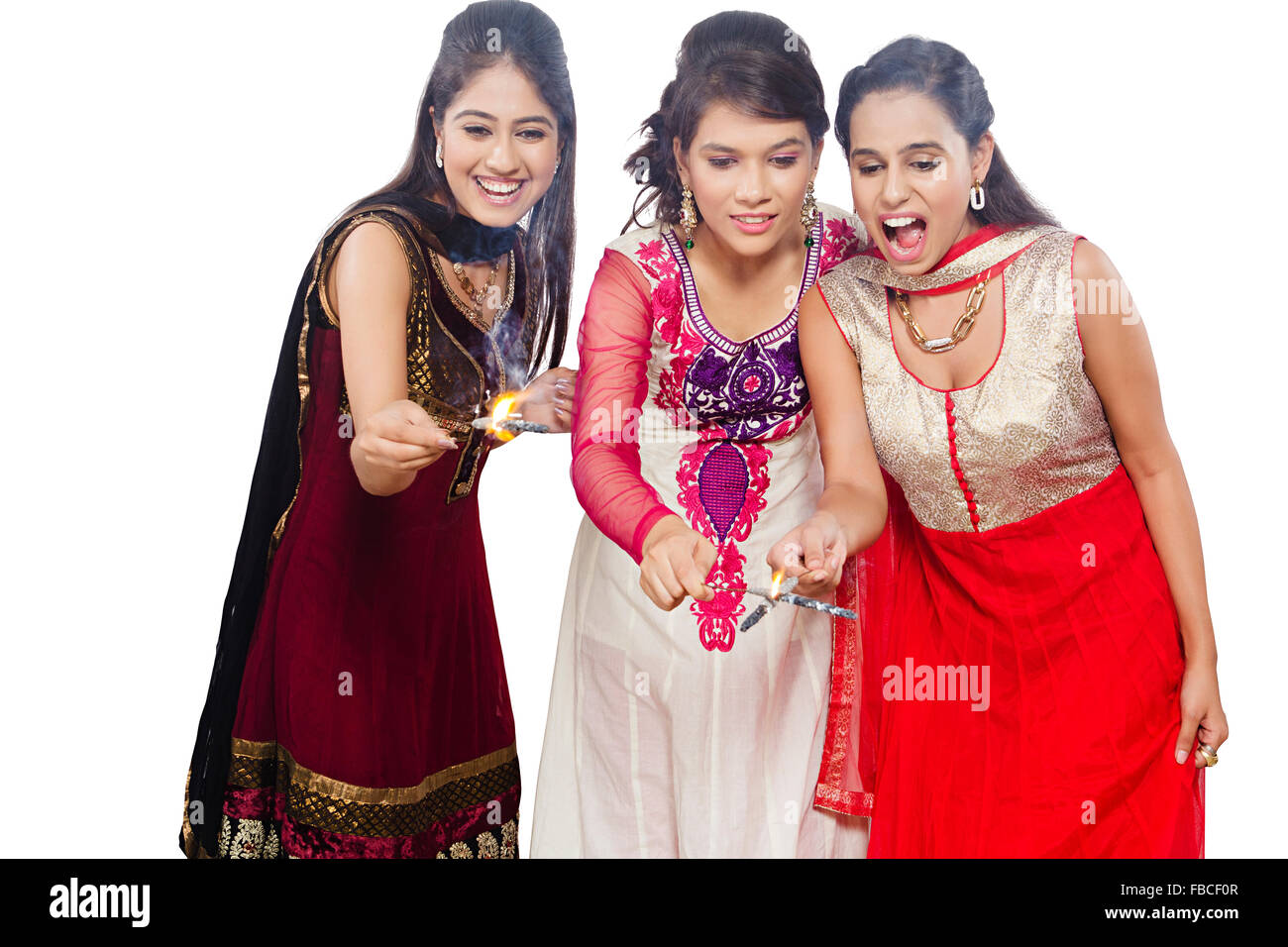 3 indische Junge Womans Freunde Diwali Playing Fire Cracker Stockfoto