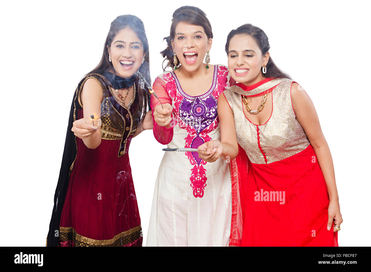 3 indische Junge Womans Freunde Diwali Playing Fire Cracker Stockfoto