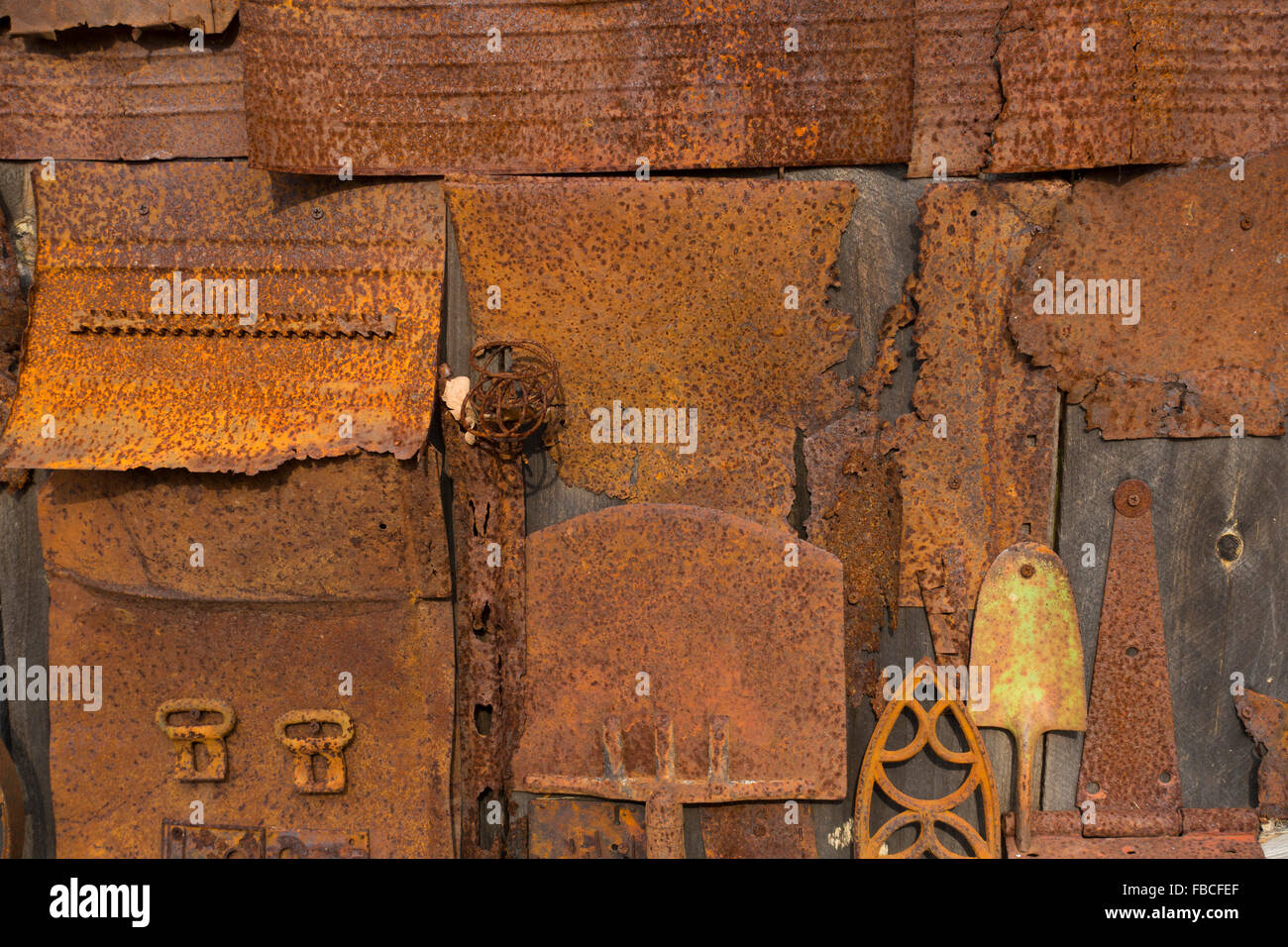 Verrostete Metallschaufel und Utensilien abstrakt Stockfoto