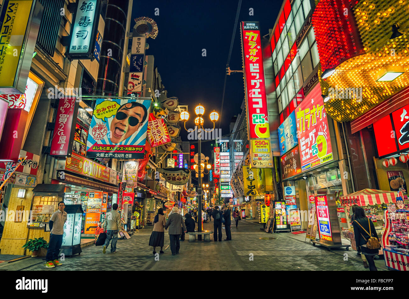 Nächtliche Straßenszene im bunten Namba Viertel von Osaka, Japan. Stockfoto