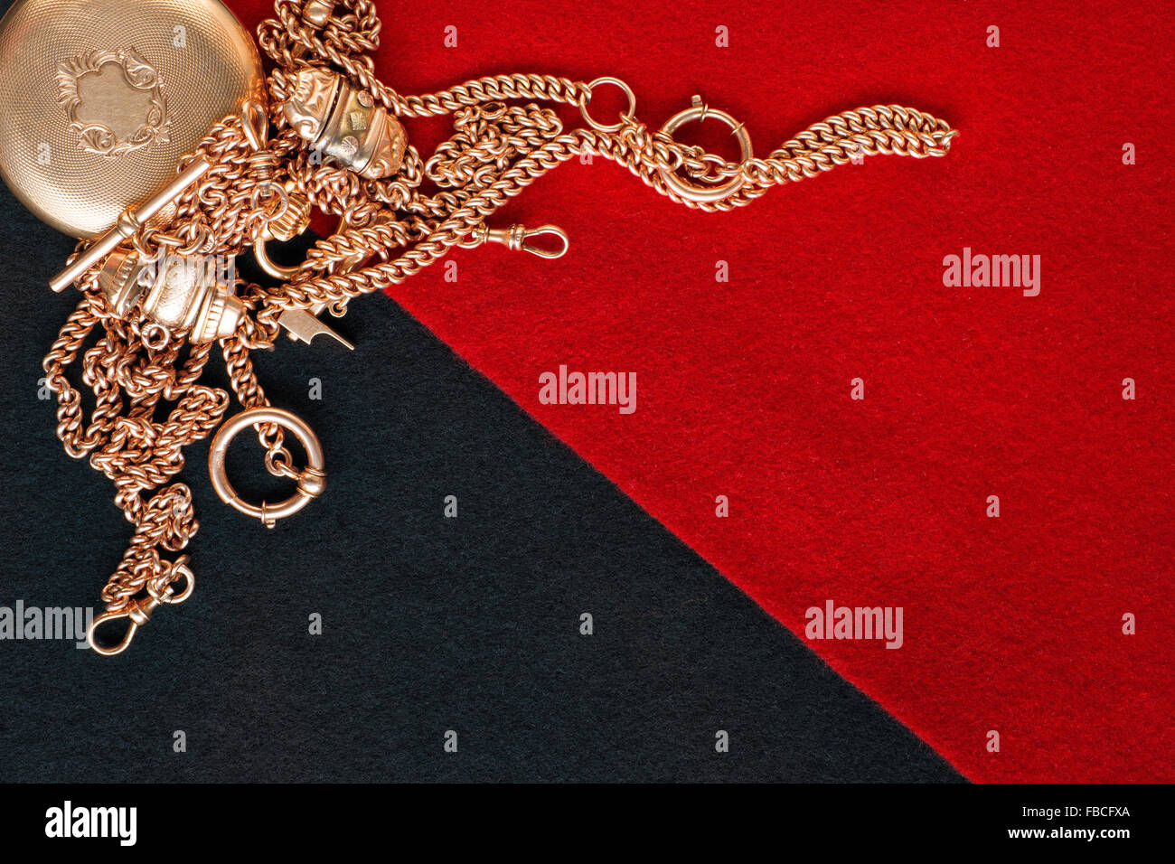 Schwarz und Rot Filz Hintergrund alte goldene Uhr mit goldenen Ketten Stockfoto