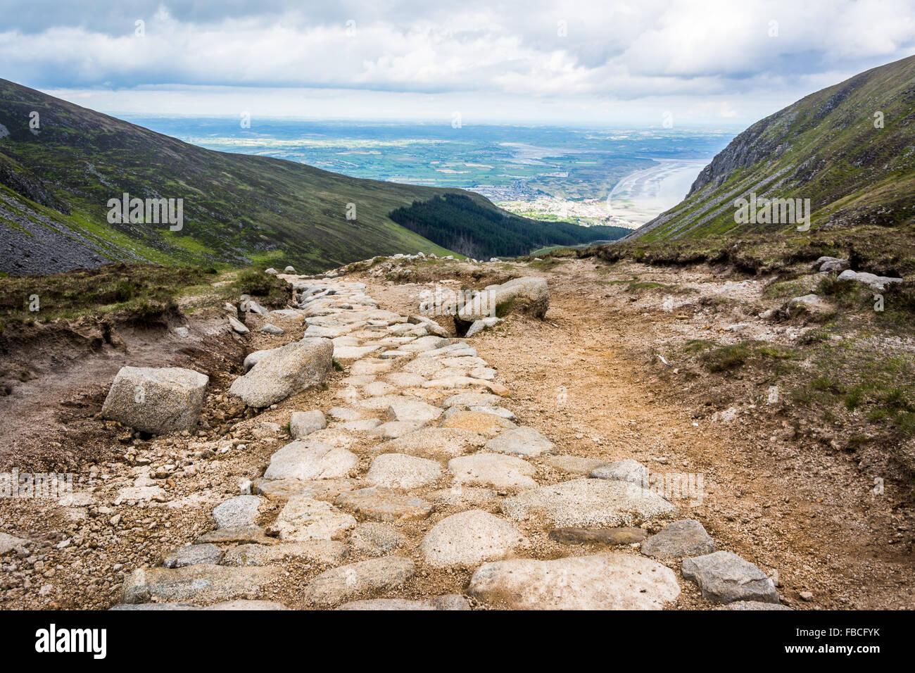 Einen felsigen Weg Donard Berg Richtung Newcastle, County Down, Irland Stockfoto