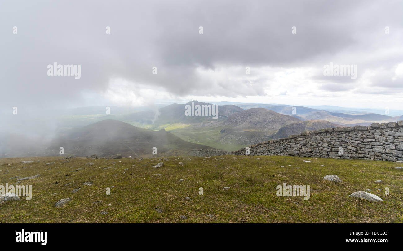 Ein Blick über die Mourne Mountains von Slieve Donard in Irland. Stockfoto