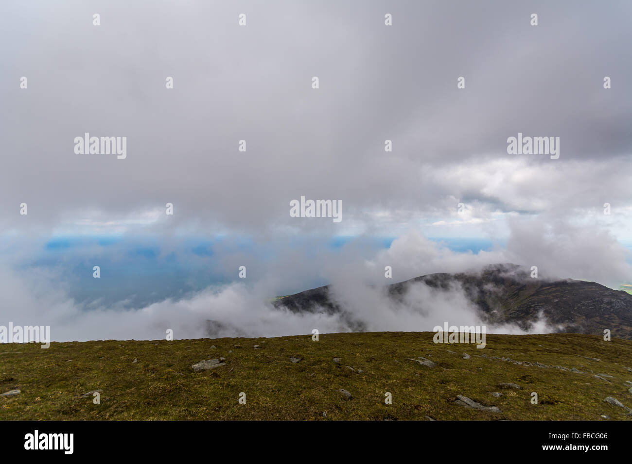 Wolken über Slieve Donard Berg in die Mourne Mountains der Grafschaft Down in Irland. Stockfoto