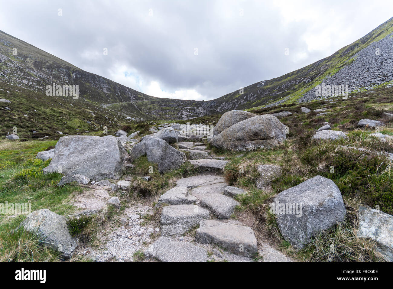 Pflasterweg Slieve Donard Berg in der Mourne im Vorfeld. Stockfoto