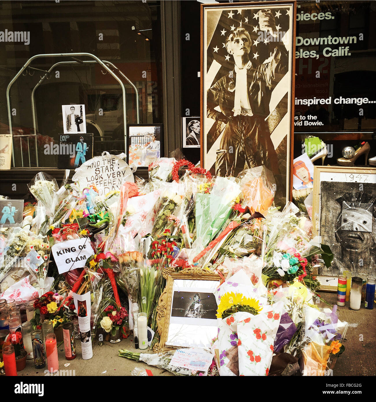 New York, USA. 14. Januar 2016. Denkmal für David Bowie außerhalb seiner Wohnung in NYC. Bildnachweis: Valery Rizzo/Alamy Live-Nachrichten Stockfoto
