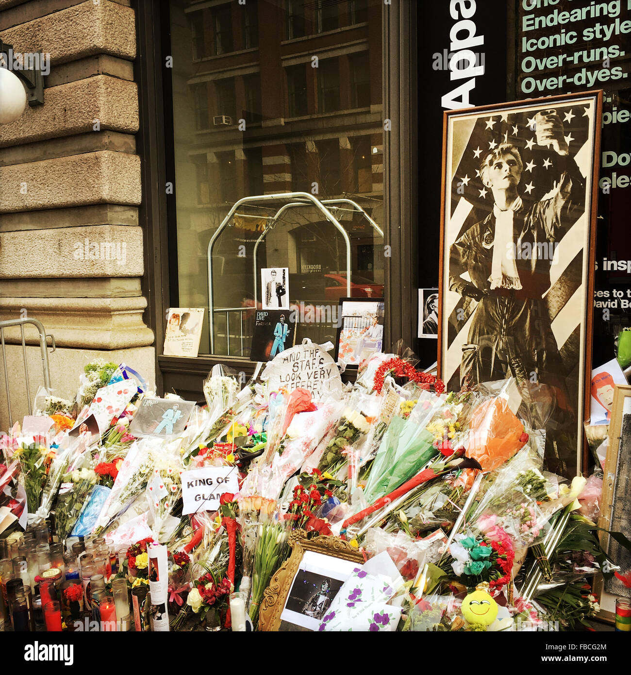 New York, USA. 14. Januar 2016. Denkmal für David Bowie außerhalb seiner Wohnung in NYC. Bildnachweis: Valery Rizzo/Alamy Live-Nachrichten Stockfoto