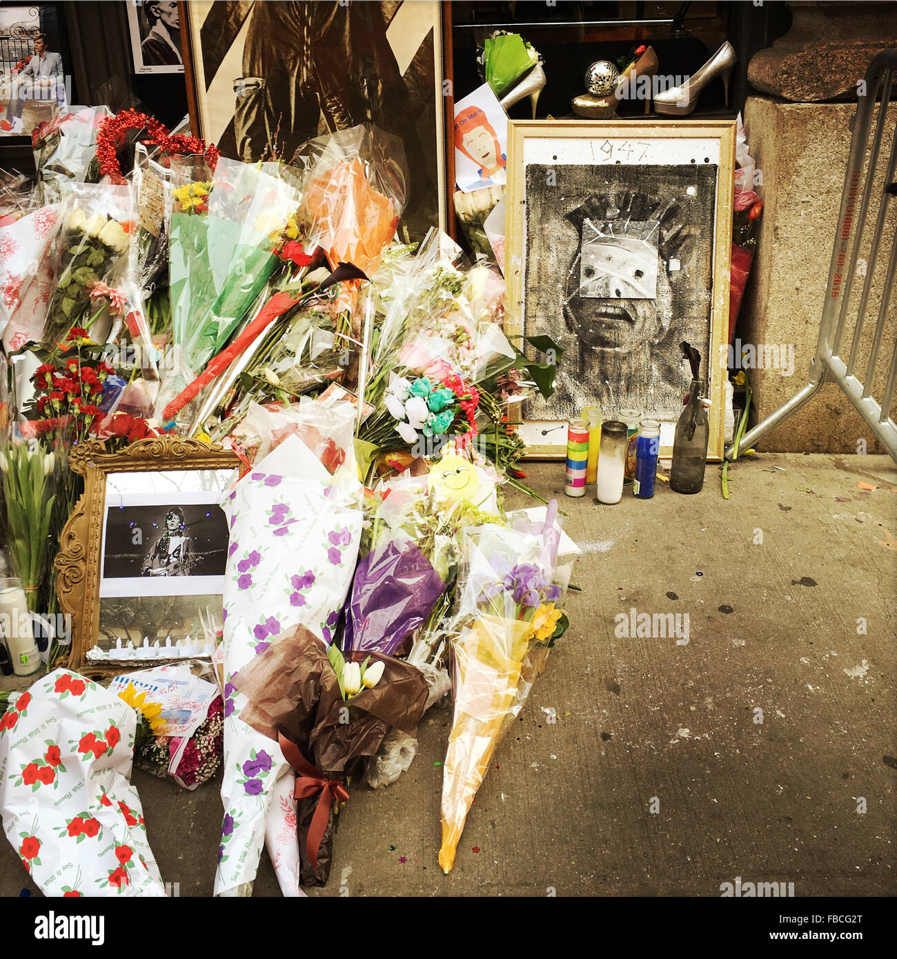 New York, USA. 14. Januar 2016. Denkmal für David Bowie außerhalb seiner Wohnung in NYC. Bildnachweis: Valery Rizzo/Alamy Live-Nachrichten Stockfoto