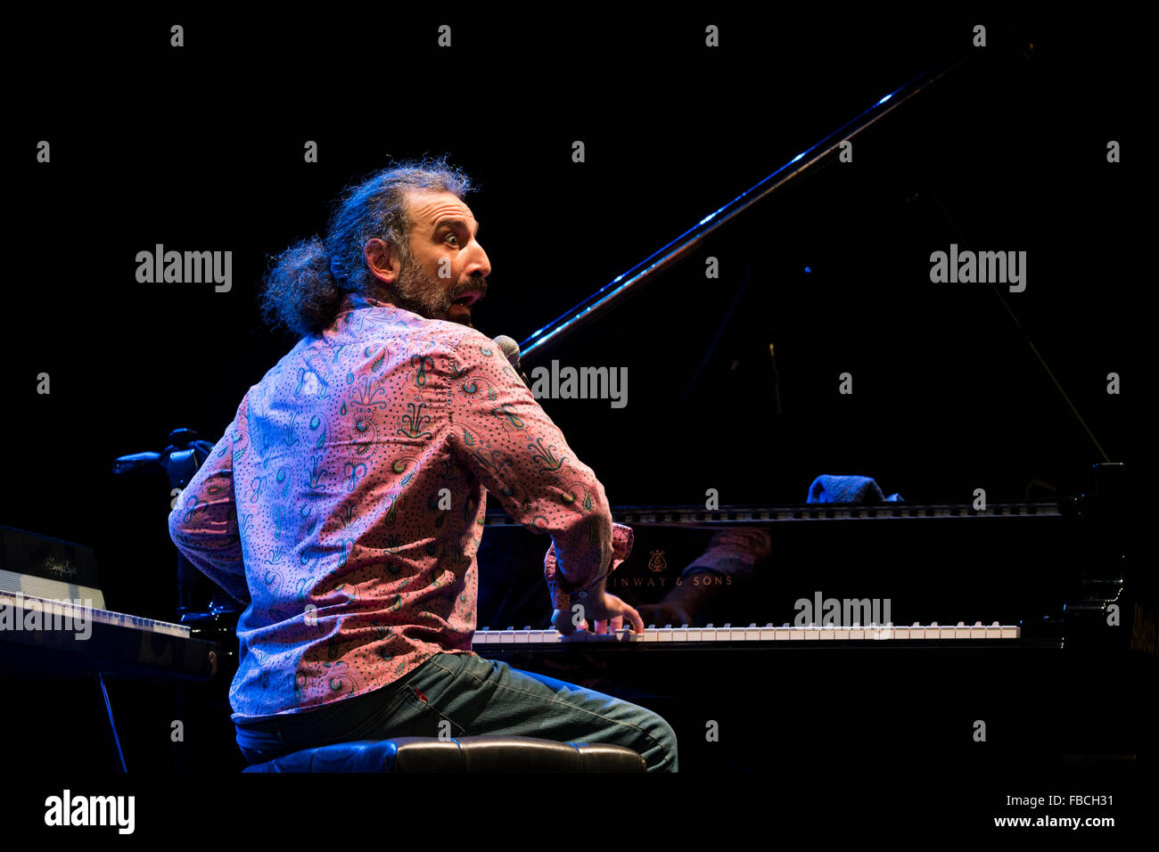 Neapel, Italien. 11. Januar 2016. Stefano Bollani, italienischer Pianist und Komponist, spielt Klavier und Fender Rhodes während seinem Klavier solo Tour namens "Arrivano Gli Alieni" im Teatro Augusteo. © Emanuele Sessa/Pacific Press/Alamy Live-Nachrichten Stockfoto