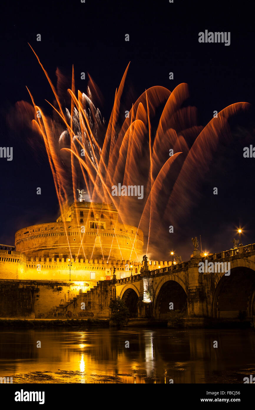 Feuerwerk während der Feierlichkeiten der Schutzheiligen von Rom, St. Peter und St. Paul, 29. Juni 2015, in Castel Sant'Angel Stockfoto