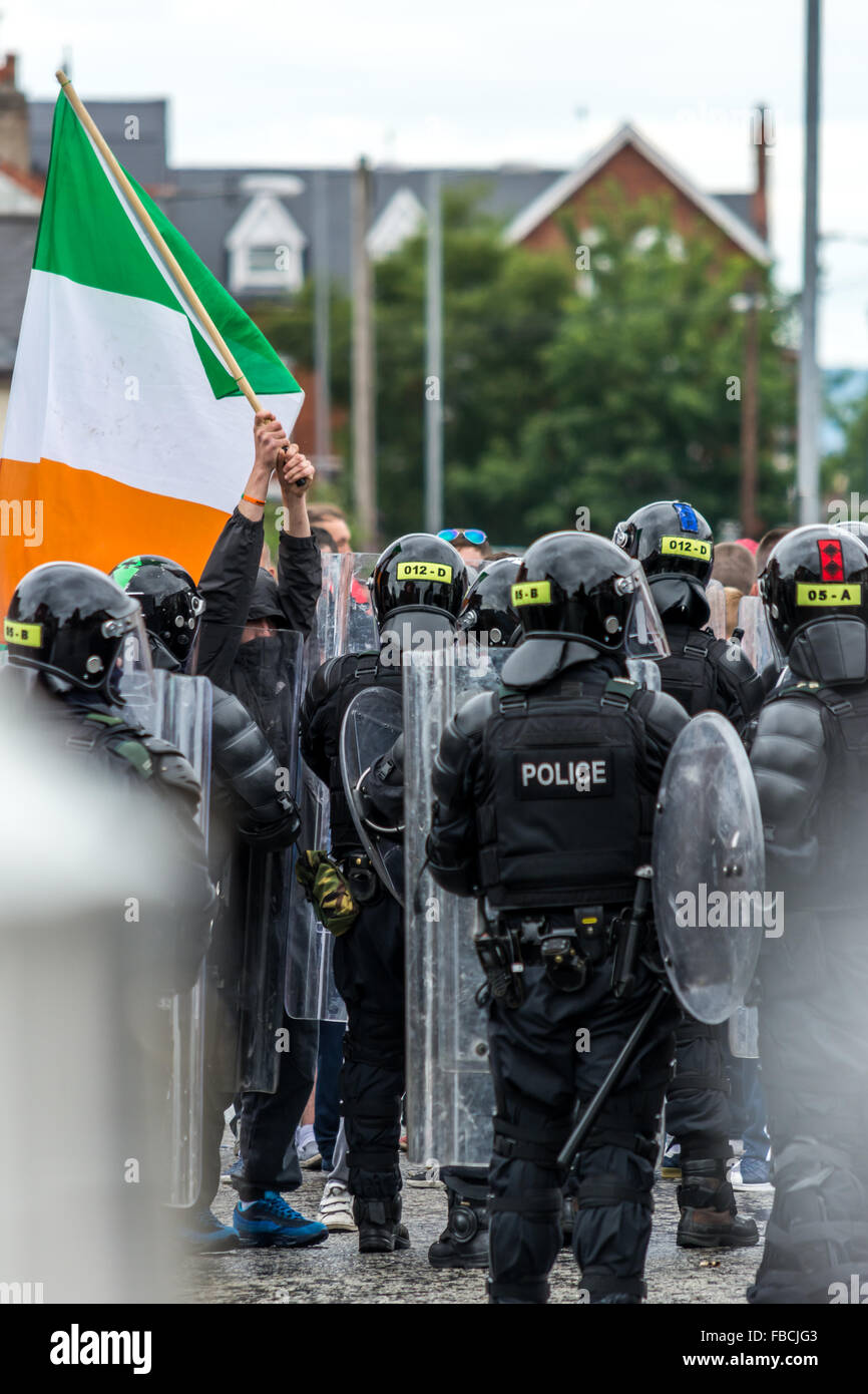 PSNI Bereitschaftspolizei face off mit Irish Republican Demonstranten in Belfast. Stockfoto