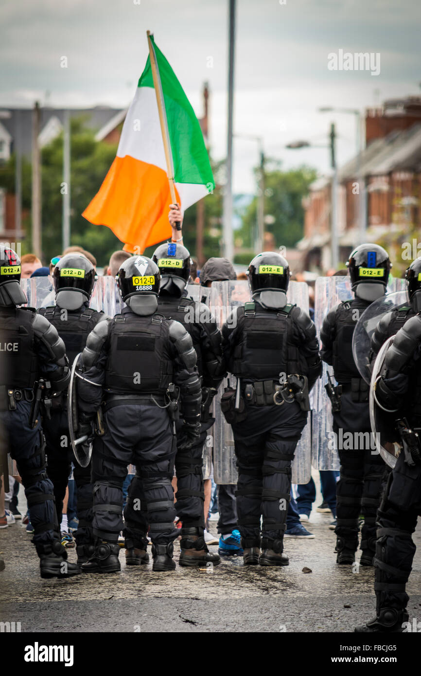 PSNI Bereitschaftspolizei face off mit Irish Republican Demonstranten in Belfast. Stockfoto