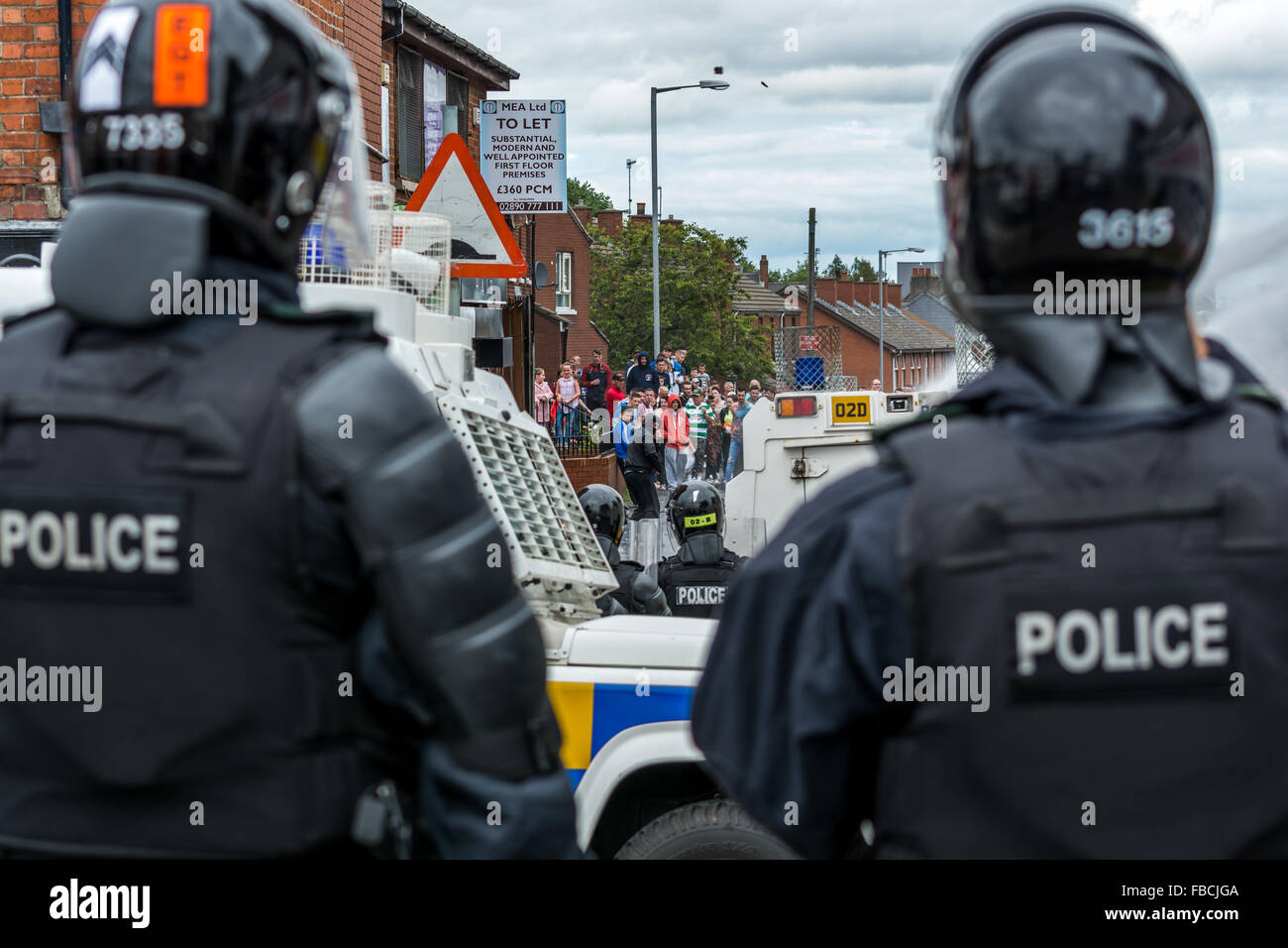 PSNI Offiziere sehen angespannte Situation in Nordbelfast während Parade in der Gegend. Stockfoto PSNI Offiziere sehen angespannte Situation in Nordbelfast während Parade in der Gegend. Stockfoto