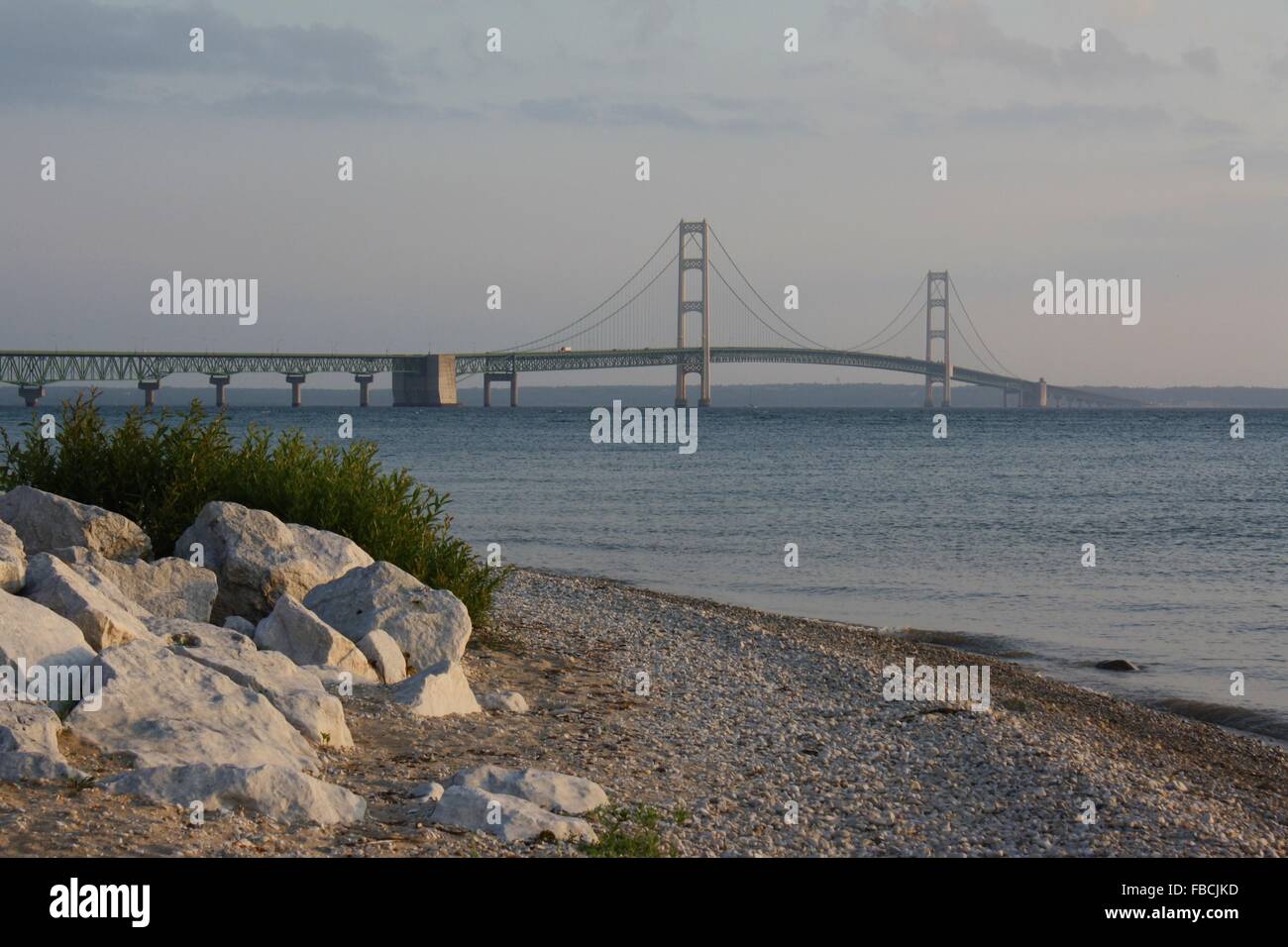 Mackinac Brücke in Michigan während Sommerabend mit ruhigem Wasser. Stockfoto