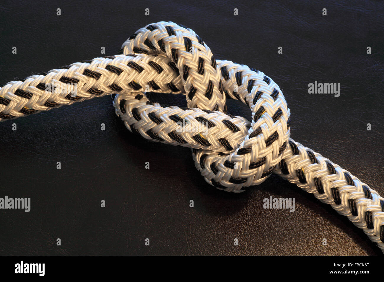 Beispiel für einen Seilknoten, eine Zahl von acht 8, die in der Seilarbeit oder beim Pfadfindern und Segeln verwendet wird Stockfoto