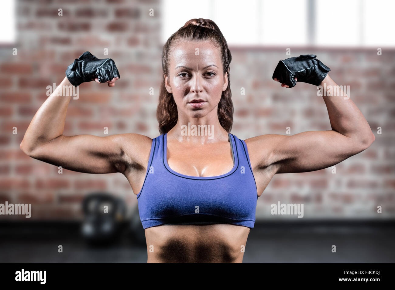 Zusammengesetztes Bild Portrait Frau mit Handschuhen Muskeln Stockfoto