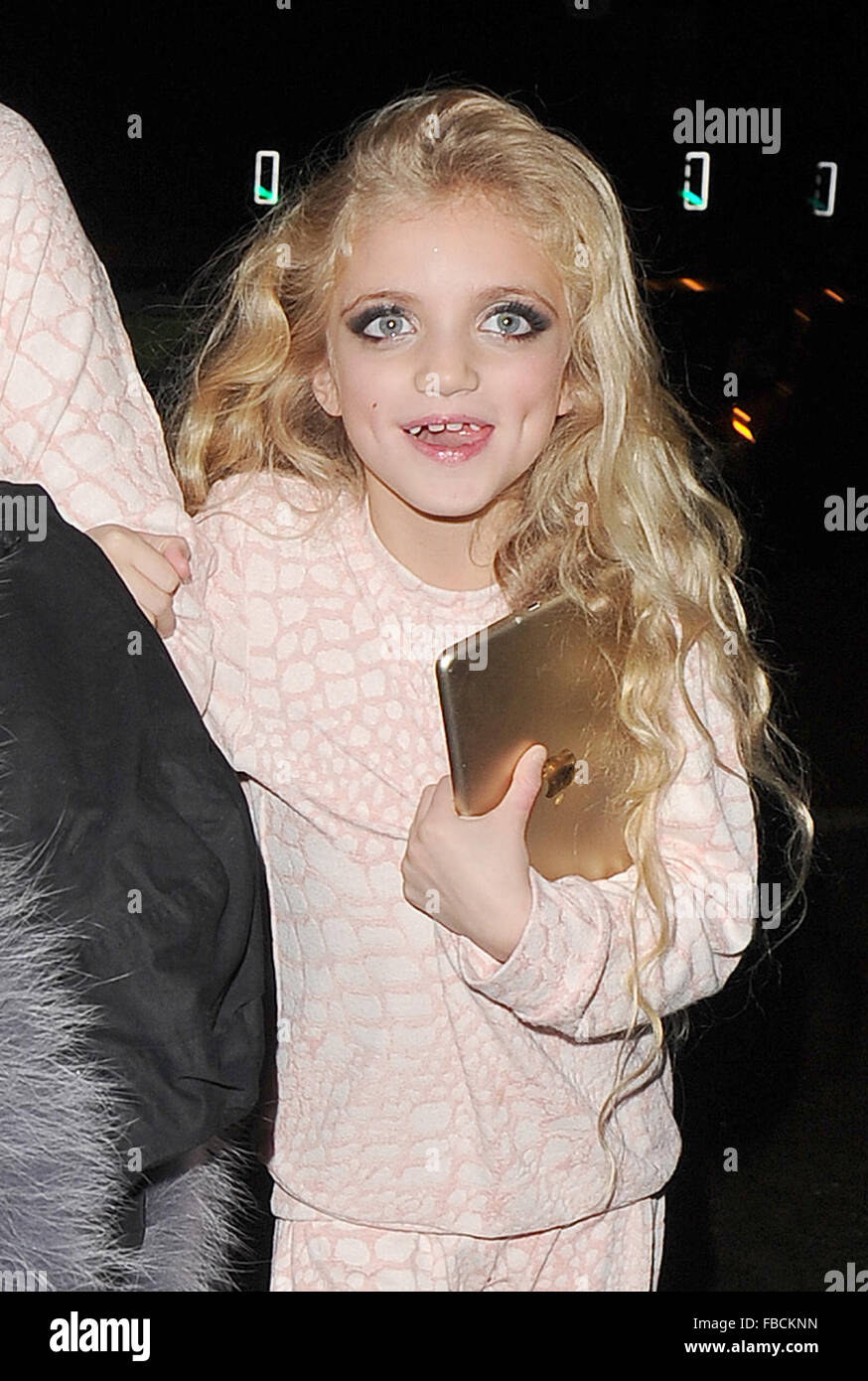 Katie Price und ihre junge Tochter Princess Tiaamii lassen die neuen Victoria Theater in