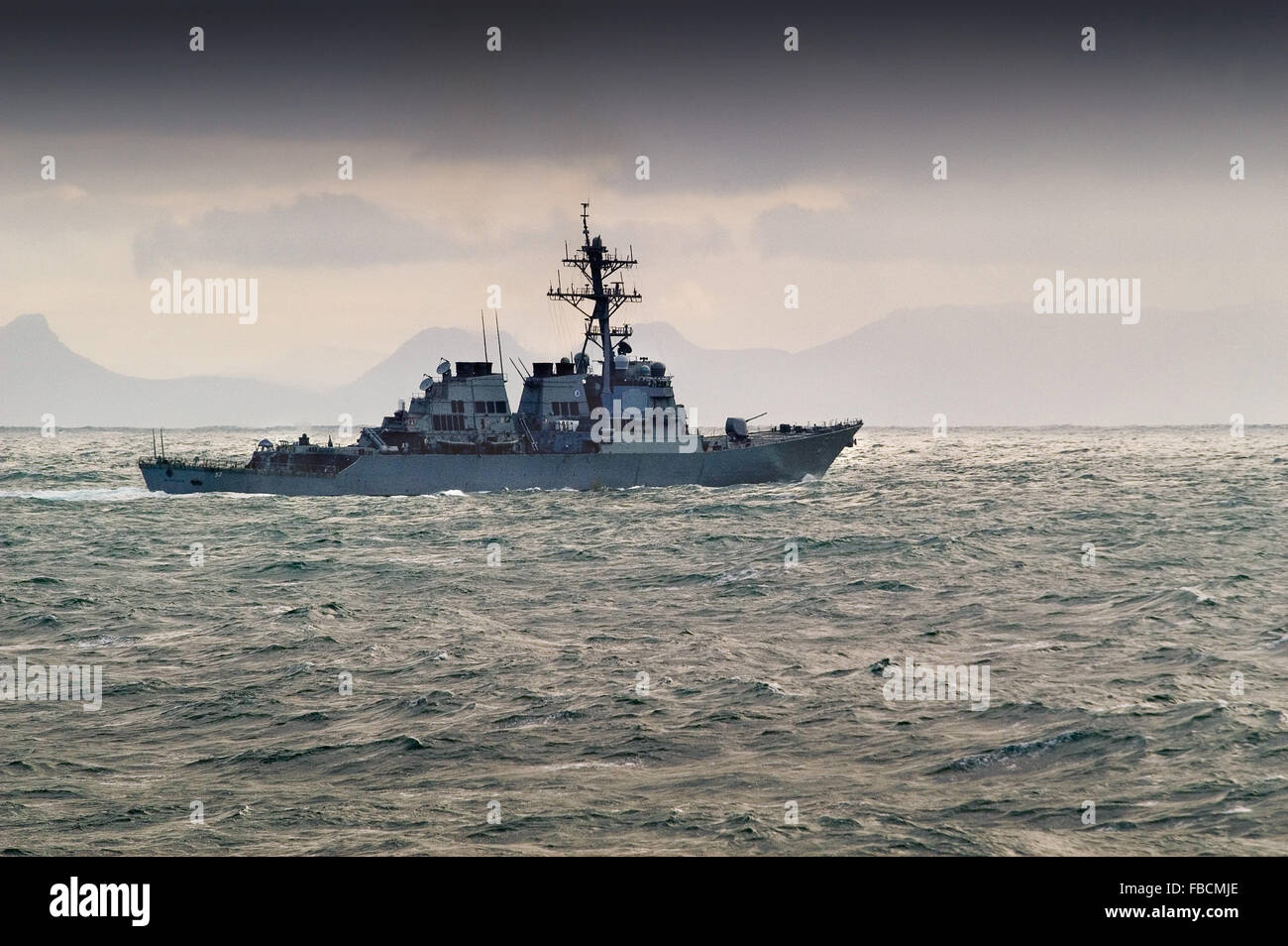 USS Mitscher übt ein Ausübung vor der Westküste von Schottland während Nato Zerstörer der Arleigh Burke-Klasse. Stockfoto