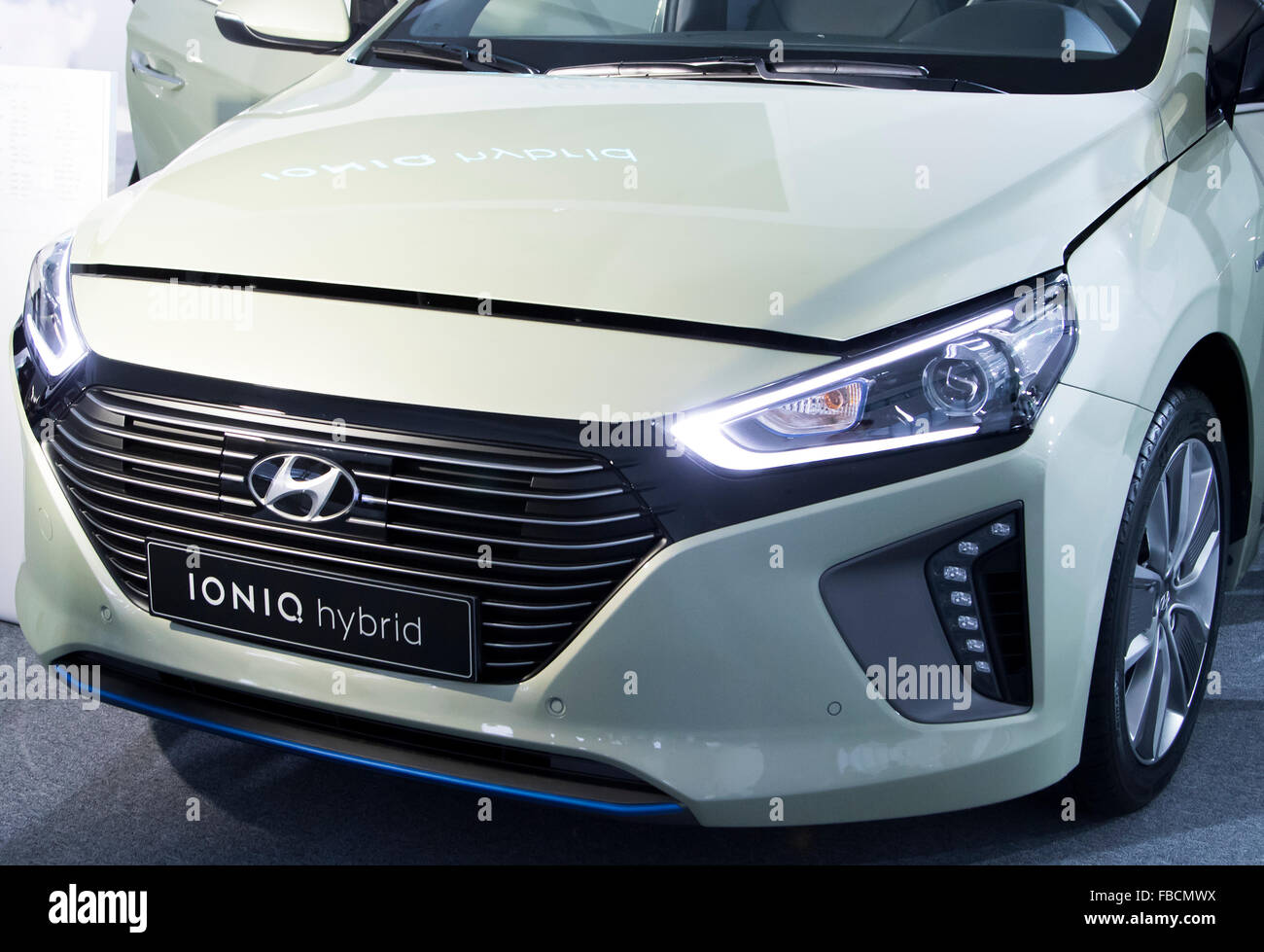 Ioniq Hybrid, 14. Januar 2016: Hyundai Motor Ioniq Hybrid, während einer Pressekonferenz in Seoul, Südkorea gesehen wird. Das grüne Auto Preise reichen von 22,95 Millionen Won (US$ 18.982) auf 27,55 Millionen gewonnen. Hyundai Motor sagte der Ioniq hat höhere Kraftstoffeffizienz und seine Preise ist billiger als der gemacht vom japanischen Automobilhersteller Toyota Prius. Hyundai zielt darauf ab, etwa 30.000 Einheiten von der Ioniq in diesem Jahr verkaufen, berichteten lokale Medien. © Lee Jae-Won/AFLO/Alamy Live-Nachrichten Stockfoto