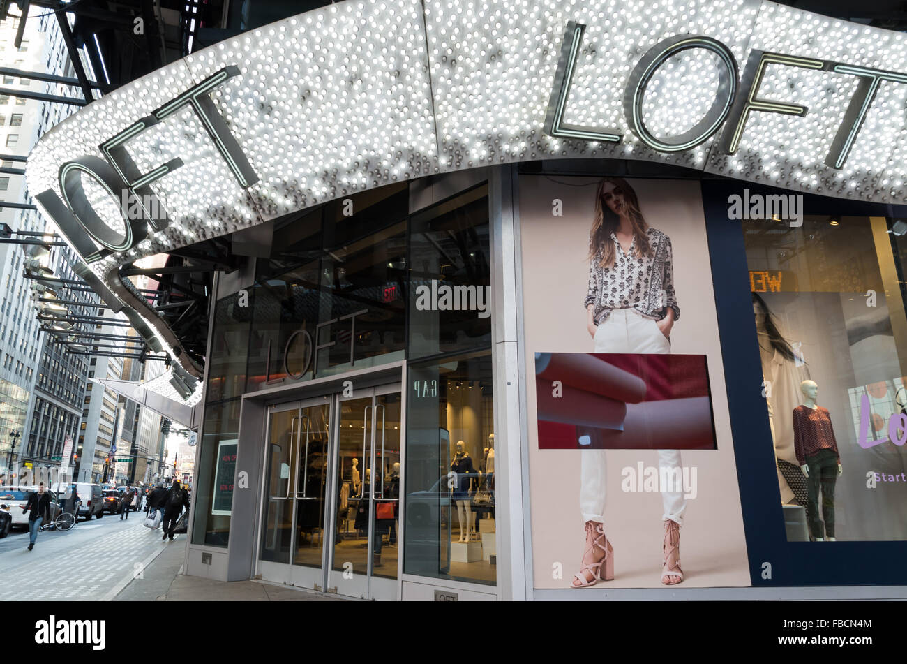 Ann Taylor Loft, einem beliebten Mode Bekleidungskette Ladenfront mit Leuchtreklame in Times Square in New York City Stockfoto