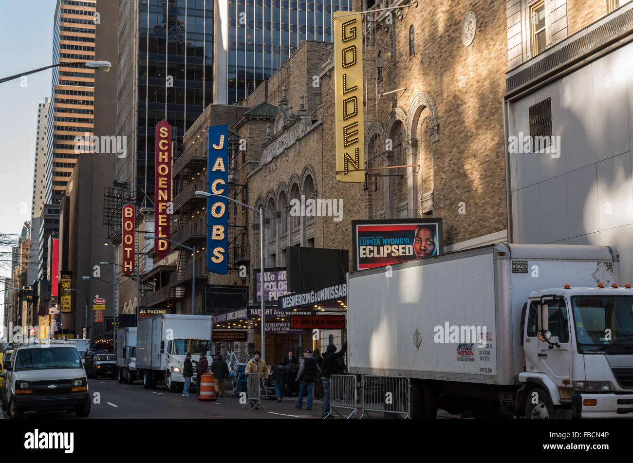 Arbeiter bereiten die Theatern der heutigen Produktionen auf 45th Street, New York, am Golden, Jacobs, Schönfeld, Stand. Stockfoto