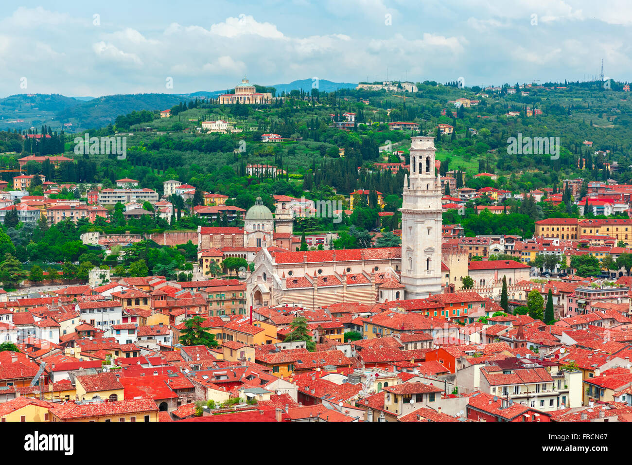 Luftaufnahme des Duomo und roten Dächern, Verona, Italien Stockfoto