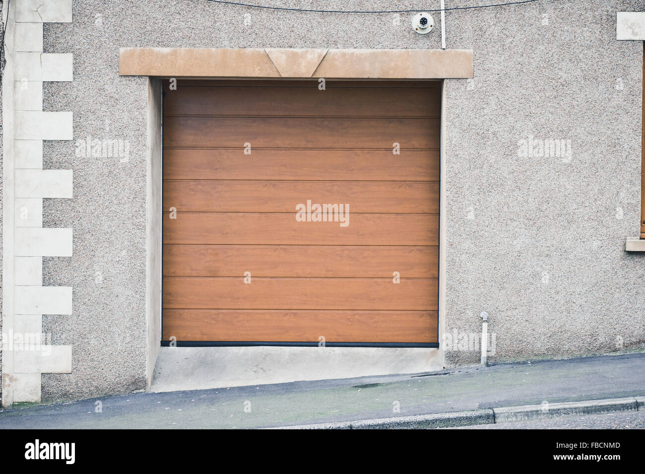 Garagentor Aus Holz Stockfotos & Garagentor Aus Holz Bilder - Alamy