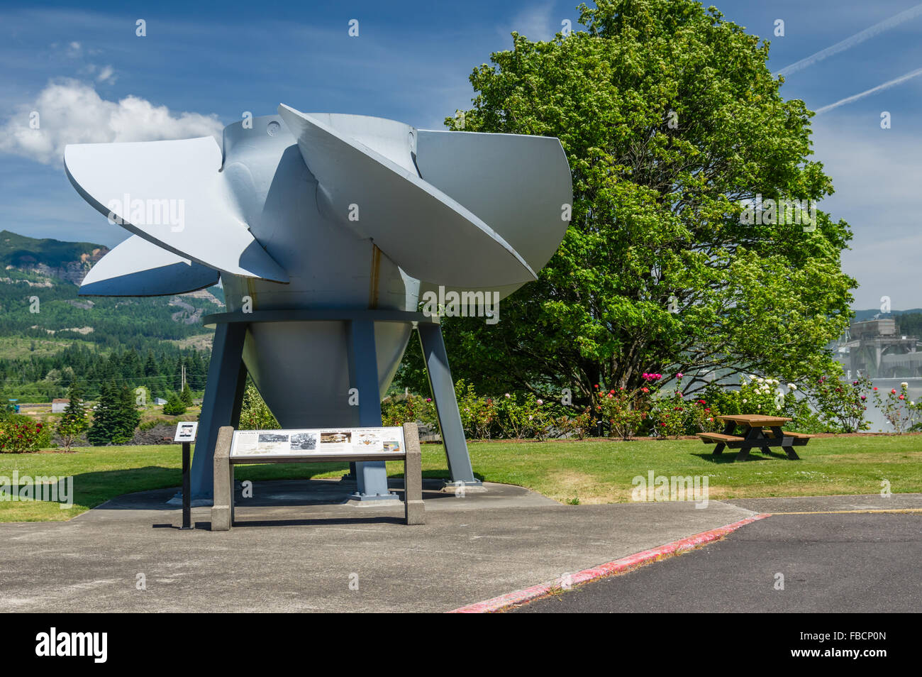 Turbine von Bonneville Wasserkraftwerk auf dem Display.  Cascade Locks, Oregon, USA Stockfoto