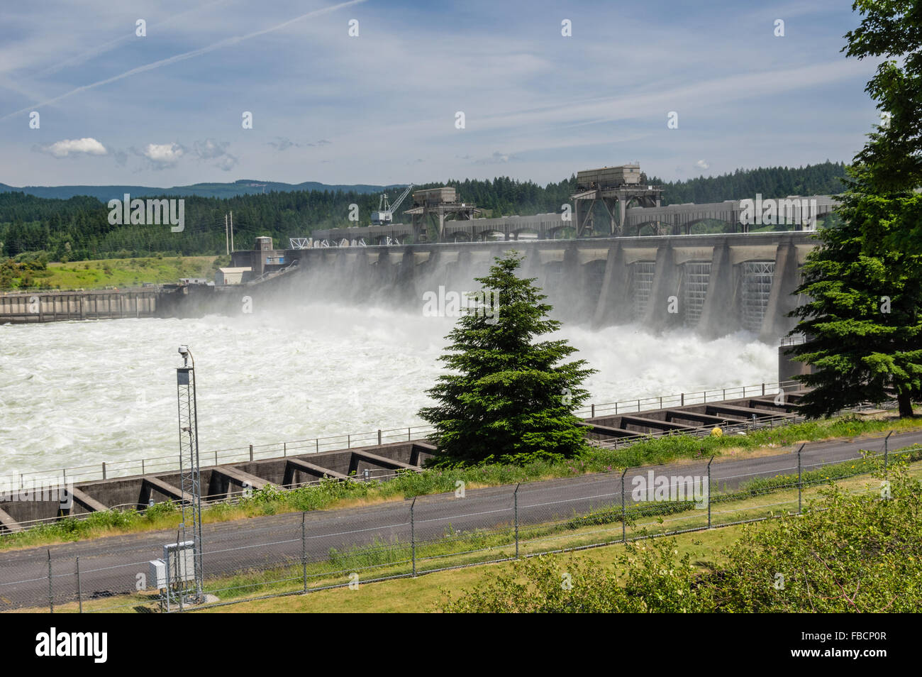 Wasser aus den Toren am Bonneville Dam Wasserkraftwerk entlassen wurden.  Cascade Locks, Oregon, USA Stockfoto
