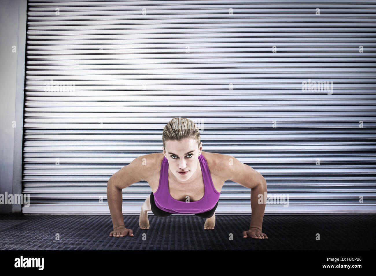 Zusammengesetztes Bild der muskulöse Frau tun Push Ups Stockfoto