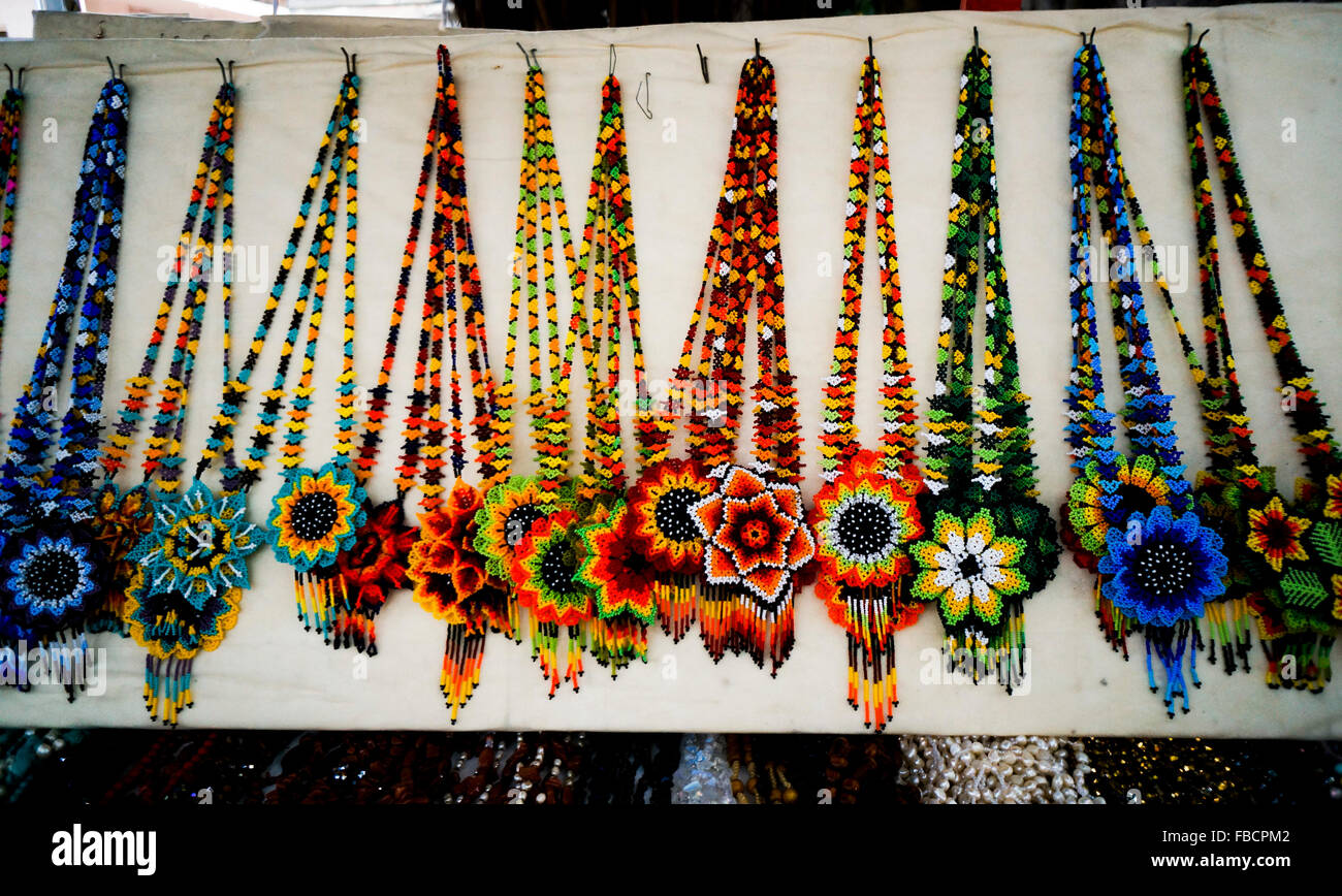 Handgefertigte Perlen Schmuck verkauft auf dem Zocalo in Acapulco, Mexiko Stockfoto