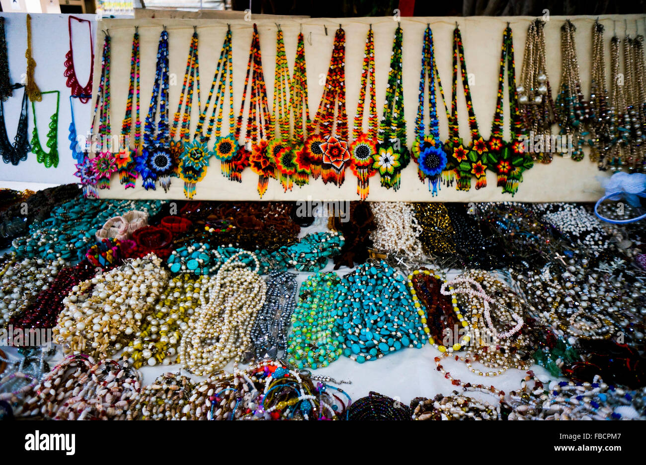 Handgefertigte Perlen Schmuck verkauft auf dem Zocalo in Acapulco, Mexiko Stockfoto