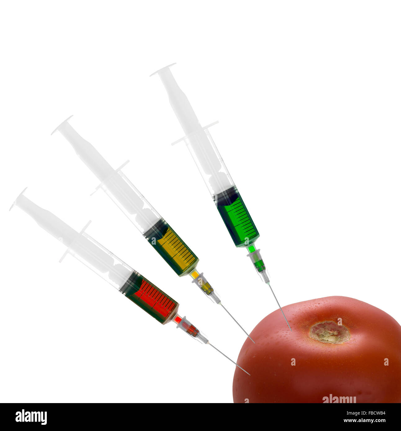 Tomate mit Spritzen, Chemikalien. Genetisch modifizierte oder Chemikalien in Lebensmitteln. Isoliert auf weiss. Stockfoto