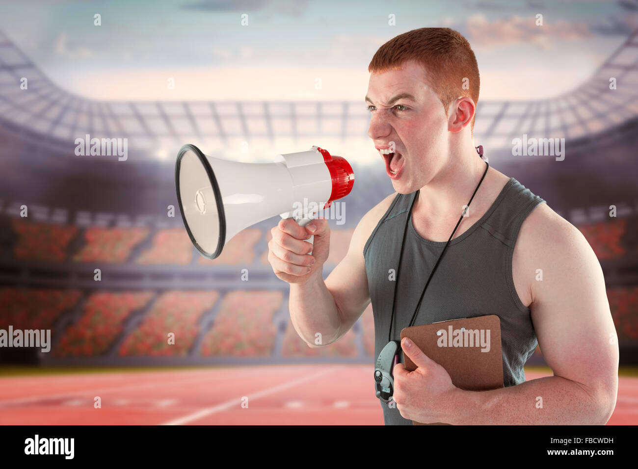 Das zusammengesetzte Bild von Angry personal trainer Kreischen durch Megafon Stockfoto