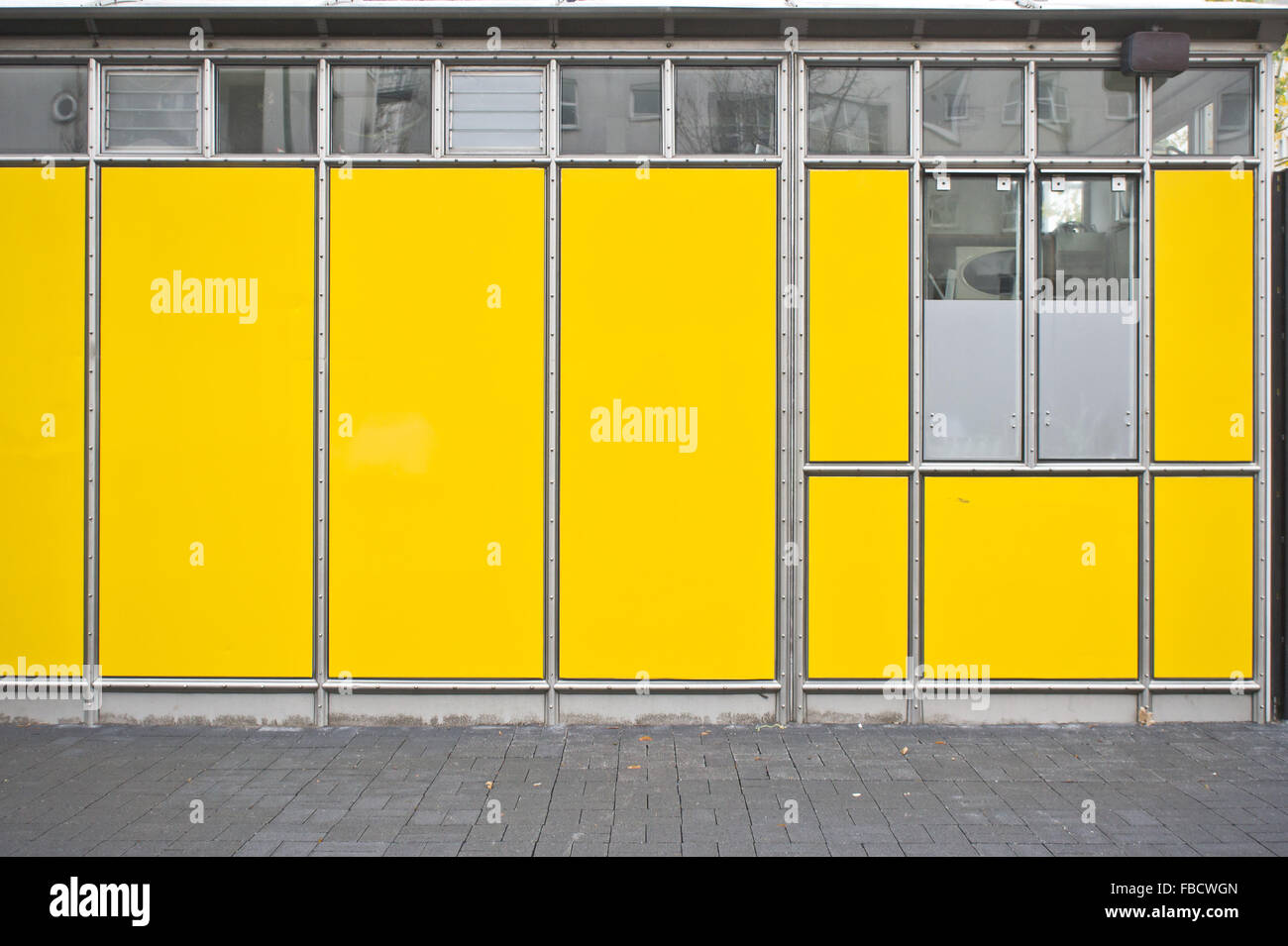 Teil der Fassade ein temporäres Gebäude mit hellen gelben Tafeln Stockfoto