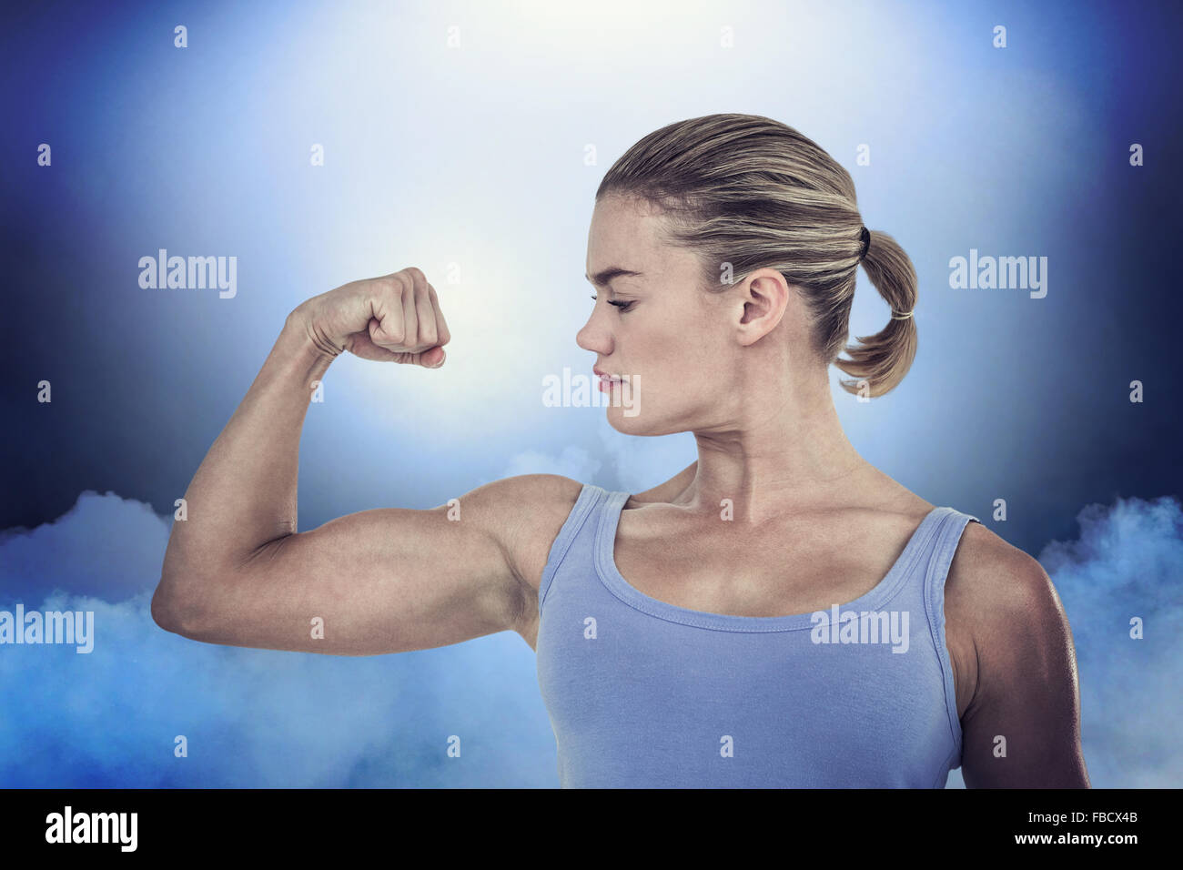 Zusammengesetztes Bild der muskulöse Frau beugen ihr Muskel Stockfoto