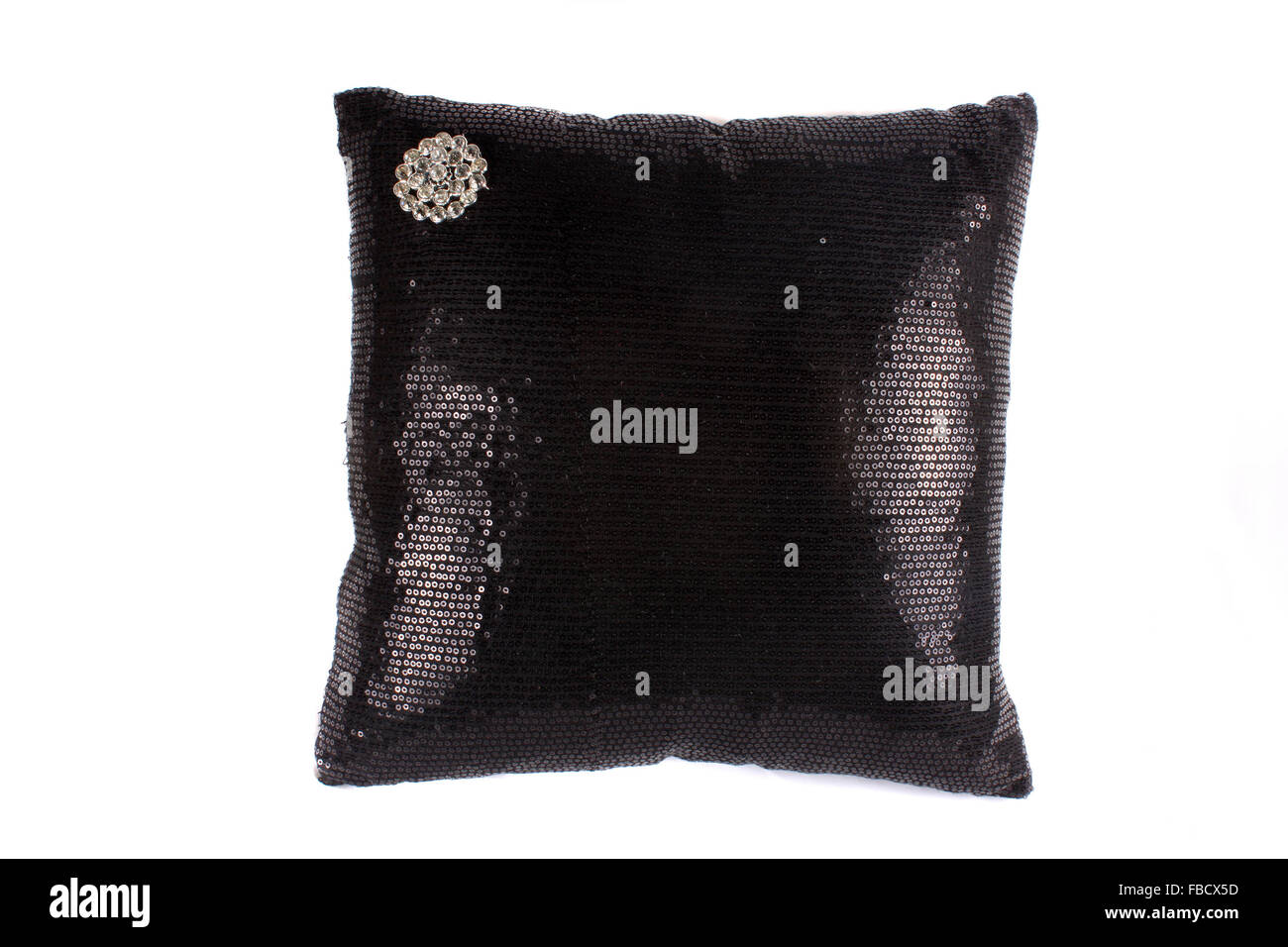 Ein luxuriöses Kissen gemacht mit einem Design von schwarzen Pailletten und eine Brosche. Stockfoto