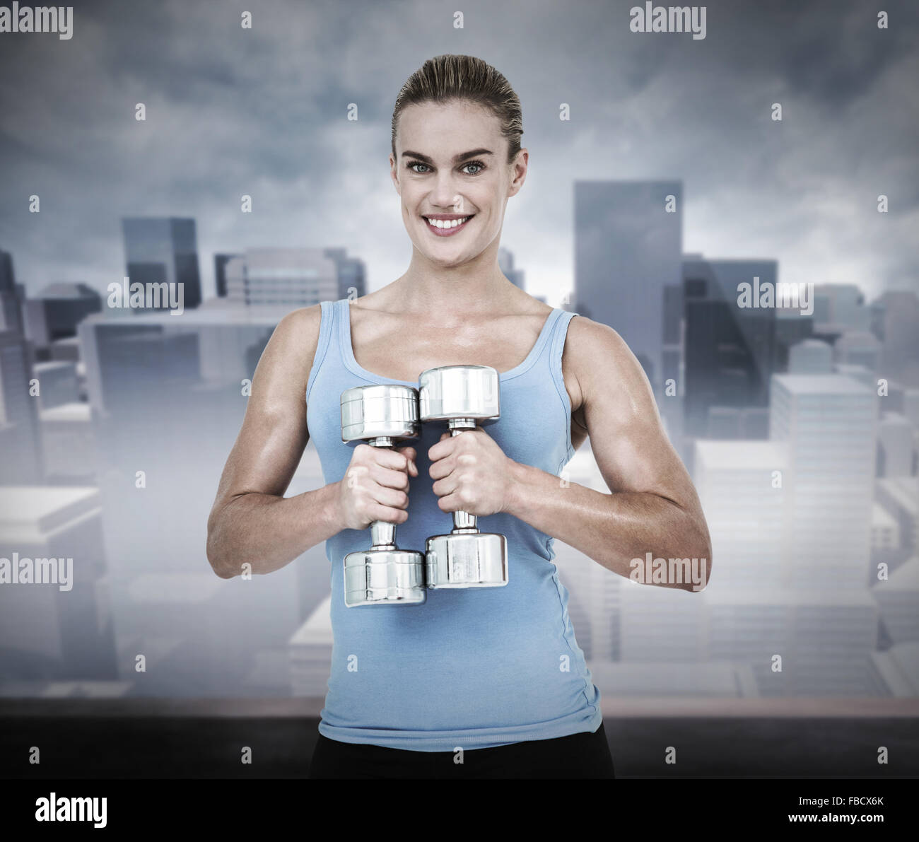 Zusammengesetztes Bild der muskulöse Frau, die das Training mit Hanteln Stockfoto