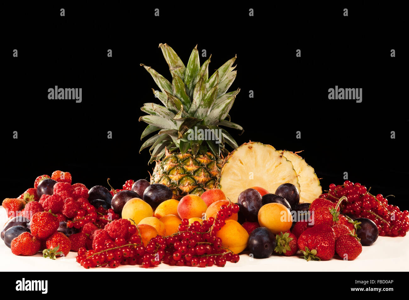 Obst, Stillleben, schwarzer Hintergrund Stockfoto
