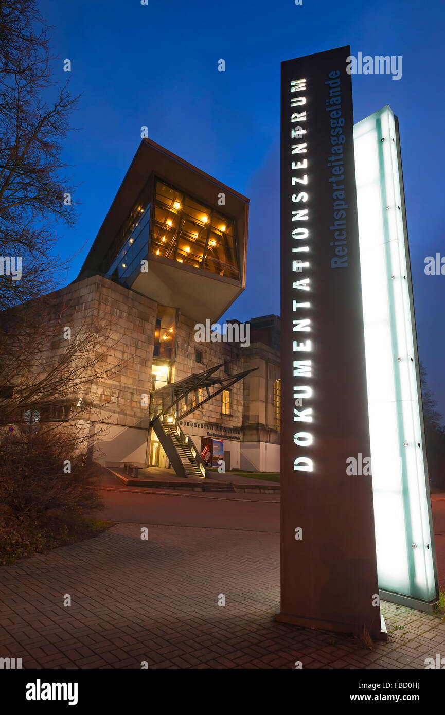 Eingang, Dokumentation Zentrum Reichsparteitagsgelände, Dämmerung, Nürnberg, Middle Franconia, Bayern, Deutschland Stockfoto