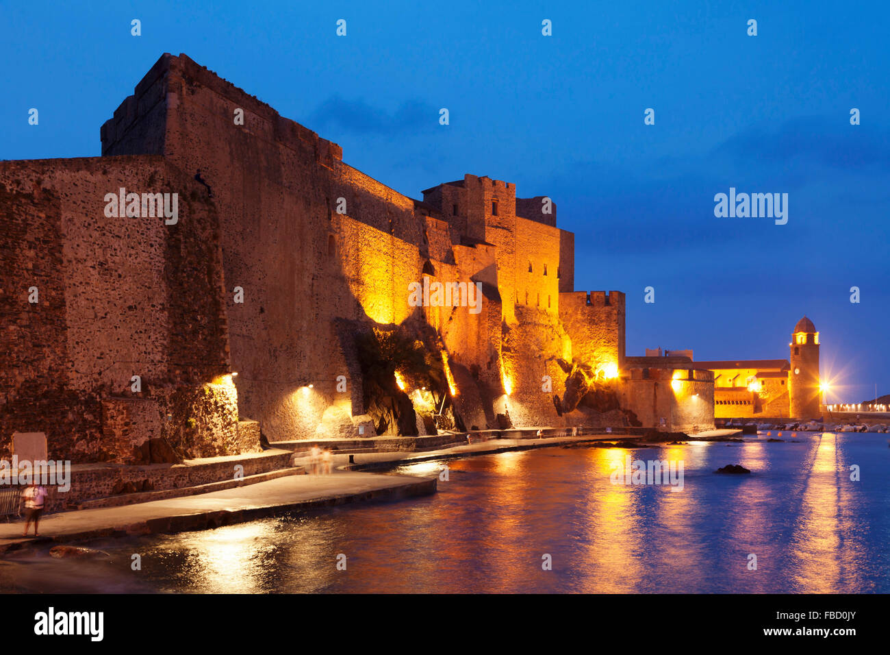 Château Royal und Notre-Dame-des-Anges Wehrkirche, Collioure, Département Pyrénées-Orientales, Languedoc-Roussillon Stockfoto